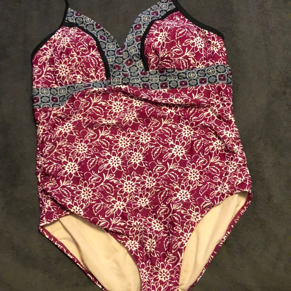 Halter-neck swimsuit🩱